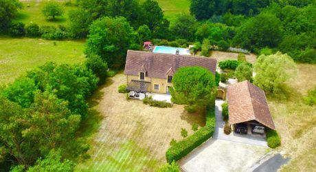 En plein coeur du Périgord Noir, entre Sarlat et Montignac-Lascaux, proche d'un village typique avec petits commerces et marché, magnifique maison typique en parfait état avec piscine sur 3600 m².