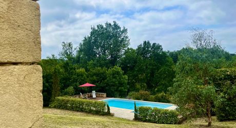 En plein coeur du Périgord Noir, entre Sarlat et Montignac-Lascaux, proche d'un village typique avec petits commerces et marché, magnifique maison typique en parfait état avec piscine sur 3600 m².