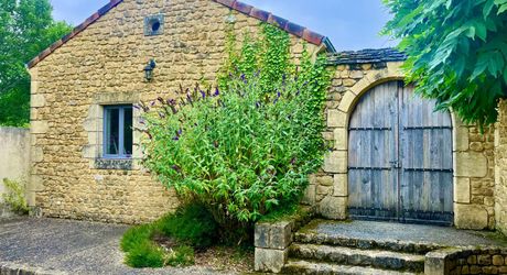 En plein coeur du Périgord Noir, entre Sarlat et Montignac-Lascaux, proche d'un village typique avec petits commerces et marché, magnifique maison typique en parfait état avec piscine sur 3600 m².