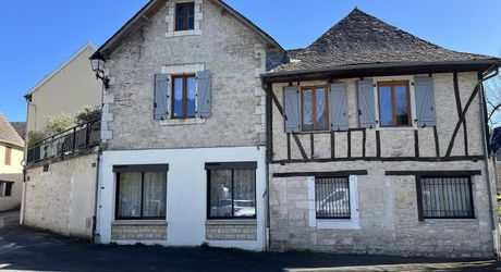 In a typical Périgord Noir village, on the banks of a river, large village house with terrace, bright and in very good condition.