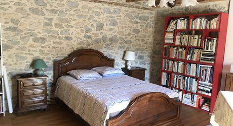 In a typical Périgord Noir village, on the banks of a river, large village house with terrace, bright and in very good condition.