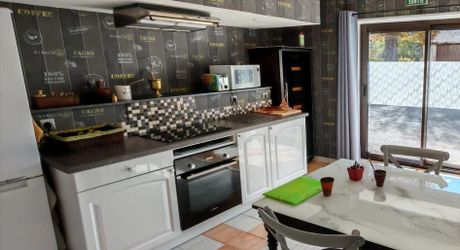 In a typical Périgord Noir village, on the banks of a river, large village house with terrace, bright and in very good condition.