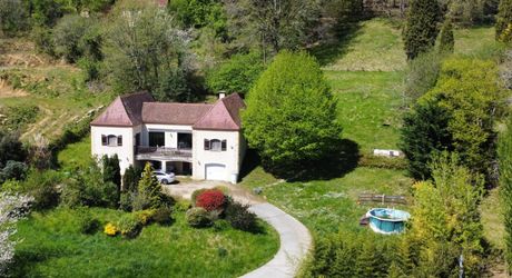 Sarlat. Spacius, bright house with 170 m² living space plus 2 garages on 2500 m2 of land. Quiet location. Large living room and bedrooms, terrace and views.