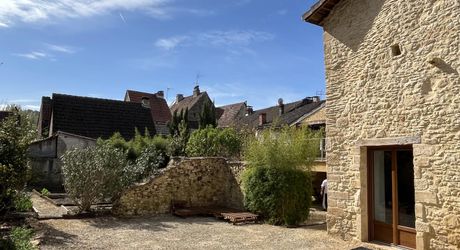 Ensemble rare, en plein centre de Montignac, composé d'une maison principale et d'un gîte entièrement rénovés avec jardin, garage et accès voiture.