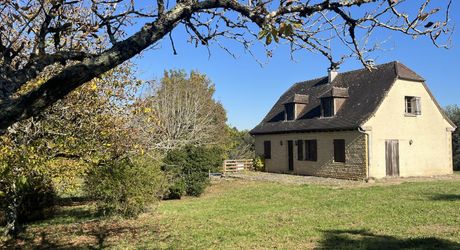 In Périgord Noir, near a small traditional village 5 minutes from MONTIGNAC, house in need of renovation with garage and over 4,000 m² of land.