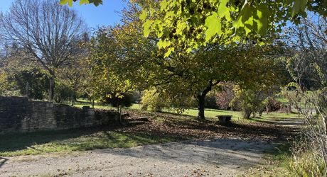 In Périgord Noir, near a small traditional village 5 minutes from MONTIGNAC, house in need of renovation with garage and over 4,000 m² of land.