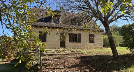 In Périgord Noir, near a small traditional village 5 minutes from MONTIGNAC, house in need of renovation with garage and over 4,000 m² of land.