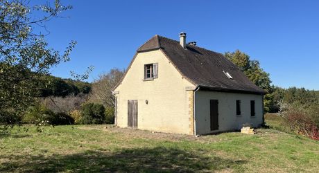 In Périgord Noir, near a small traditional village 5 minutes from MONTIGNAC, house in need of renovation with garage and over 4,000 m² of land.