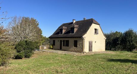 In Périgord Noir, near a small traditional village 5 minutes from MONTIGNAC, house in need of renovation with garage and over 4,000 m² of land.