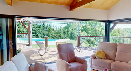 Périgord Noir, sur les hauteurs de la Vallée de la Vézère, très belle maison de 2010. Situation calme. 200 m² habitables, piscine, 6000 m² de terrain, superbe pièce à vivre s'ouvrant sur l'extérieur. 5 chambres, 4 salles de bains, bureau, hammam....