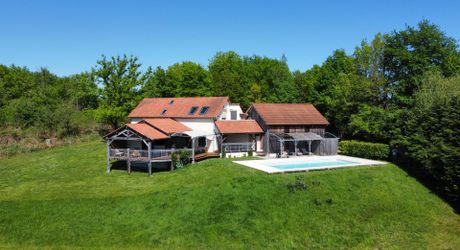 Périgord Noir, sur les hauteurs de la Vallée de la Vézère, très belle maison de 2010. Situation calme. 200 m² habitables, piscine, 6029 m² de terrain, superbe pièce à vivre s'ouvrant sur l'extérieur. 5 chambres, 4 salles de bains, bureau, hammam....