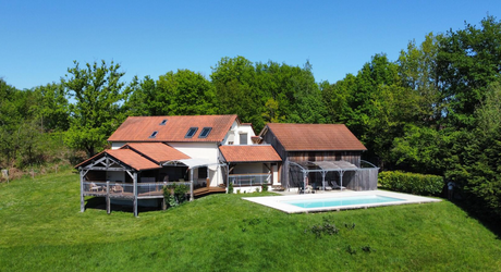 Périgord Noir, sur les hauteurs de la Vallée de la Vézère, très belle maison de 2010. Situation calme. 200 m² habitables, piscine, 6029 m² de terrain, superbe pièce à vivre s'ouvrant sur l'extérieur. 5 chambres, 4 salles de bains, bureau, hammam....