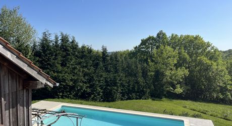 Périgord Noir, sur les hauteurs de la Vallée de la Vézère, très belle maison de 2010. Situation calme. 200 m² habitables, piscine, 6000 m² de terrain, superbe pièce à vivre s'ouvrant sur l'extérieur. 5 chambres, 4 salles de bains, bureau, hammam....