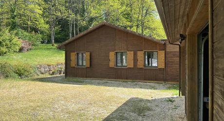En Vallée Vézère, à 5 minutes de Montignac-Lascaux, maison en bois récente et de qualité avec double garage. 135 m2 habitables de plain pied sur terrain arboré d'environ 2300 m2.