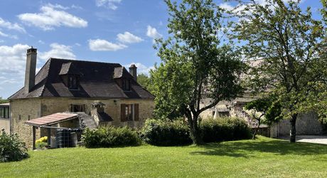 En Périgord Noir, sur les hauteurs, entre Montignac et Thenon, ancienne fermette sur plus d’un hectare située au calme.