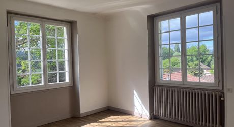 A MONTIGNAC-LASCAUX, maison en pierre des années 70 avec terrain attenant. Proximité des commerces et services.