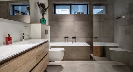 Spacieux terrain de 1,6 hectares dont environ 4300 m² constructibles à proximité des commodités en Dordogne. Eau et électricité.