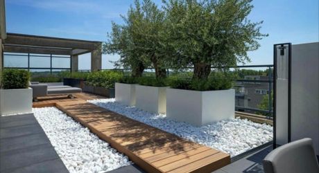 Spacieux terrain de 1,6 hectares dont environ 4300 m² constructibles à proximité des commodités en Dordogne. Eau et électricité.