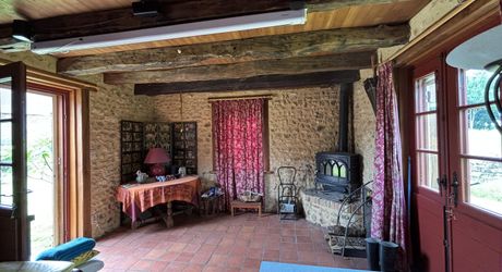 Authentique maison en pierre avec dépendances et piscine, au cœur du Périgord Noir.