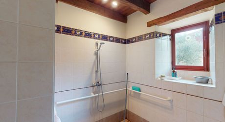 Authentique maison en pierre avec dépendances et piscine, au cœur du Périgord Noir.