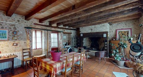 Authentique maison en pierre avec dépendances et piscine, au cœur du Périgord Noir.