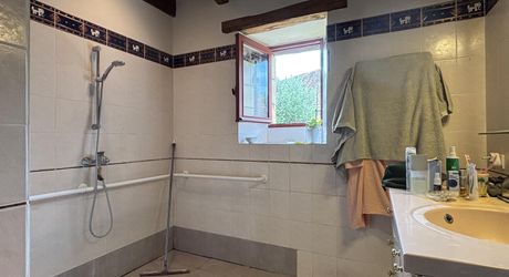 Authentique maison en pierre avec dépendances et piscine, au cœur du Périgord Noir.