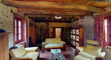 Authentique maison en pierre avec dépendances et piscine, au cœur du Périgord Noir.