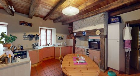 Authentique maison en pierre avec dépendances et piscine, au cœur du Périgord Noir.