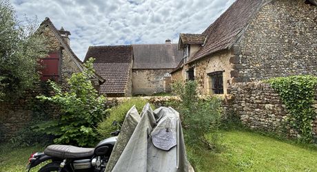 Authentique maison en pierre avec dépendances et piscine, au cœur du Périgord Noir.