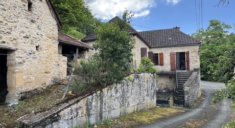 10 minutes from Montignac-Lascaux, in the Périgord Noir region, pretty little stone house with character to renovate in a pretty hamlet.