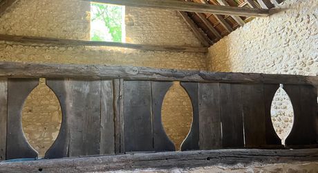 Belle propriété à rénover en Vallée Vézère, sur près de 4 hectares en nature de prairie et bois, avec plusieurs sources. Maison principale et dépendances. Très beau site.
