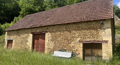 Belle propriété à rénover en Vallée Vézère, sur près de 4 hectares en nature de prairie et bois, avec plusieurs sources. Maison principale et dépendances. Très beau site.