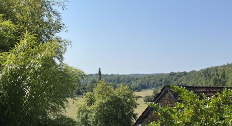 Beautiful property to renovate in the Vézère Valley, set on nearly 4 hectares of meadows and woods, with several springs. Main house and outbuildings. Very beautiful location.