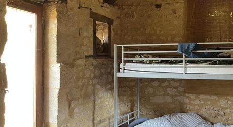 Beautiful property to renovate in the Vézère Valley, set on nearly 4 hectares of meadows and woods, with several springs. Main house and outbuildings. Very beautiful location.