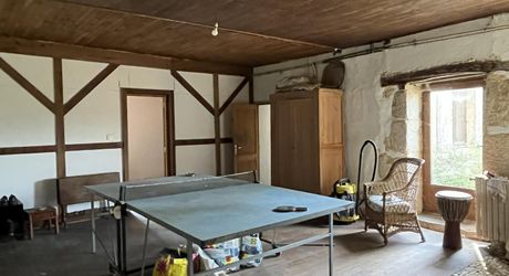 Beautiful property to renovate in the Vézère Valley, set on nearly 4 hectares of meadows and woods, with several springs. Main house and outbuildings. Very beautiful location.