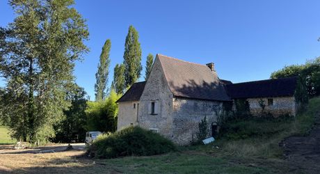 Belle propriété à rénover en Vallée Vézère, sur près de 4 hectares en nature de prairie et bois, avec plusieurs sources. Maison principale et dépendances. Très beau site.