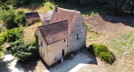 Belle propriété à rénover en Vallée Vézère, sur près de 4 hectares en nature de prairie et bois, avec plusieurs sources. Maison principale et dépendances. Très beau site.
