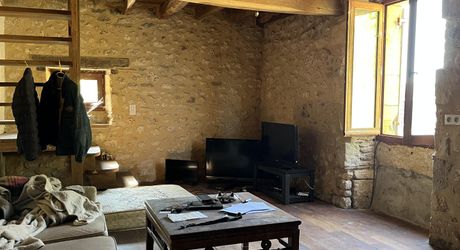 Beautiful property to renovate in the Vézère Valley, set on nearly 4 hectares of meadows and woods, with several springs. Main house and outbuildings. Very beautiful location.