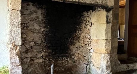 Beautiful property to renovate in the Vézère Valley, set on nearly 4 hectares of meadows and woods, with several springs. Main house and outbuildings. Very beautiful location.