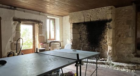 Beautiful property to renovate in the Vézère Valley, set on nearly 4 hectares of meadows and woods, with several springs. Main house and outbuildings. Very beautiful location.