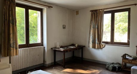 Beautiful property to renovate in the Vézère Valley, set on nearly 4 hectares of meadows and woods, with several springs. Main house and outbuildings. Very beautiful location.