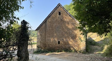 Beautiful property to renovate in the Vézère Valley, set on nearly 4 hectares of meadows and woods, with several springs. Main house and outbuildings. Very beautiful location.
