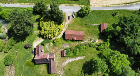 Belle propriété à rénover en Vallée Vézère, sur près de 4 hectares en nature de prairie et bois, avec plusieurs sources. Maison principale et dépendances. Très beau site.