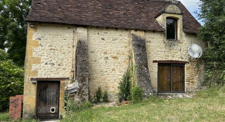 En Périgord Noir, sur les hauteurs de Plazac, petite maison en pierre avec jardin et dépendance.