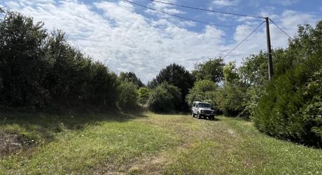 En Périgord Noir, sur les hauteurs de Plazac, petite maison en pierre avec jardin et dépendance.
