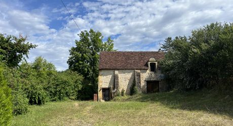 En Périgord Noir, sur les hauteurs de Plazac, petite maison en pierre à rénover avec jardin et dépendance.