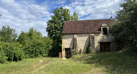 En Périgord Noir, sur les hauteurs de Plazac, petite maison en pierre avec jardin et dépendance.