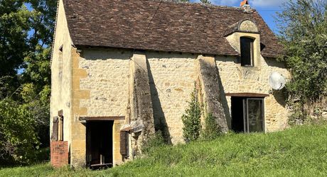 En Périgord Noir, sur les hauteurs de Plazac, petite maison en pierre à rénover avec jardin et dépendance.