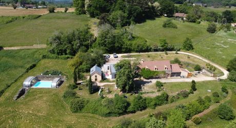En Périgord Noir, superbe propriété sur les hauteurs de Montignac-Lascaux avec vue dominante et sans voisin proche.