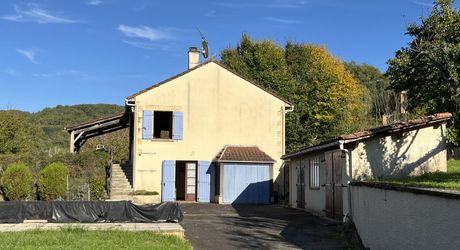 En Périgord Noir, à quelques minutes du village de SAINT-JULIEN-DE-LAMPON, maison traditionnelle d'environ 130 m² habitables avec piscine et vue.